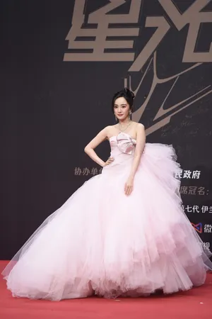 杨幂粉色蓬蓬裙甜美梦幻现场照图片_3