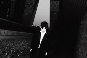 王子异黑色丝绒西装帅气写真图片_3
