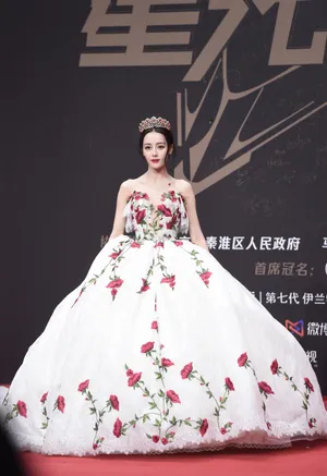 迪丽热巴白纱裙高贵冷艳现场照图片