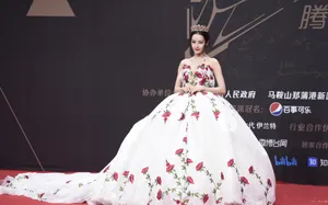 迪丽热巴白纱裙高贵冷艳现场照图片_2