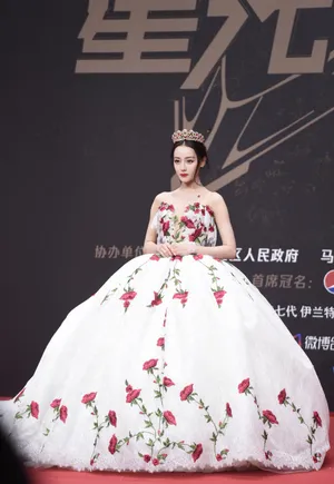 迪丽热巴白纱裙高贵冷艳现场照图片_3