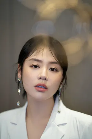马思纯纯白西装裙性感写真图片