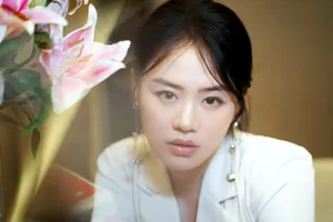 马思纯纯白西装裙性感写真图片_2
