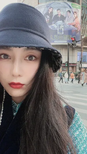 范冰冰黑色渔夫帽妆容精致自拍图片