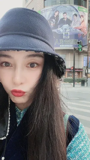 范冰冰黑色渔夫帽妆容精致自拍图片_2