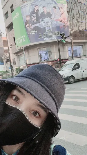 范冰冰黑色渔夫帽妆容精致自拍图片_3