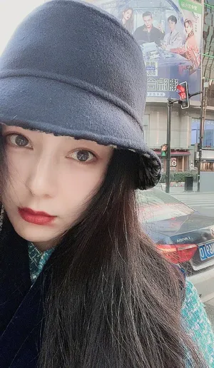 范冰冰黑色渔夫帽妆容精致自拍图片_4