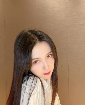 许龄月甜美俏皮自拍图片