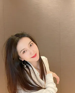 许龄月甜美俏皮自拍图片