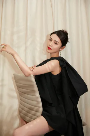 韩丹彤大蝴蝶结超短裙优雅写真图片_5