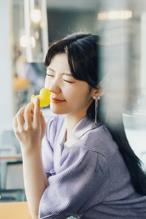 赖美云紫色毛衣甜美写真图片_2