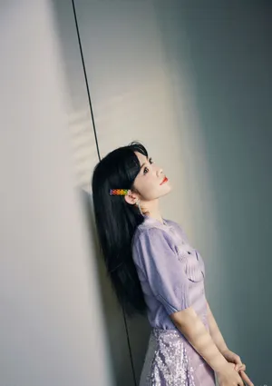 赖美云紫色毛衣甜美写真图片_3