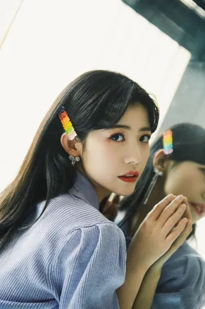 赖美云紫色毛衣甜美写真图片_4