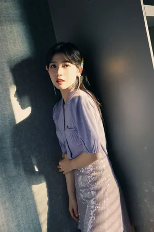 赖美云紫色毛衣甜美写真图片_5