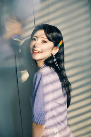 赖美云紫色毛衣甜美写真图片_7