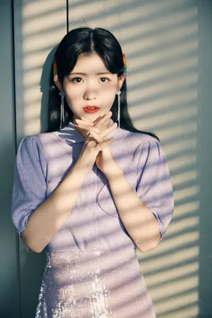 赖美云紫色毛衣甜美写真图片_8