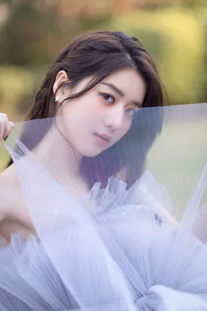 李凯馨雾霾灰蛋糕裙写真图片