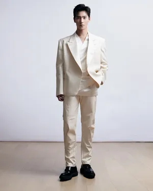 杨洋奶白色西装帅气精致时尚写真图片