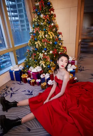 李斯羽抹胸裙性感美艳写真图片