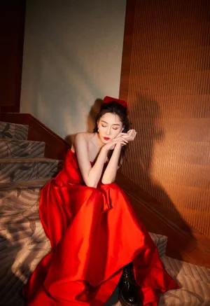 李斯羽抹胸裙性感美艳写真图片_3