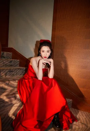 李斯羽抹胸裙性感美艳写真图片_4