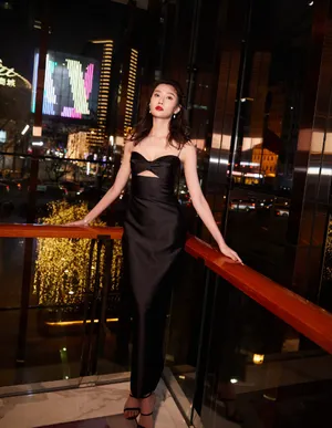 李斯羽吊带黑裙妩媚写真图片_1