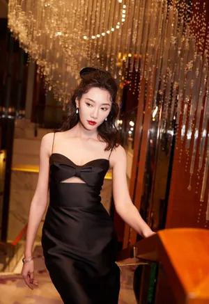 李斯羽吊带黑裙妩媚写真图片_3