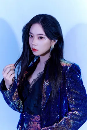 张紫宁流光亮片西装酷美写真图片