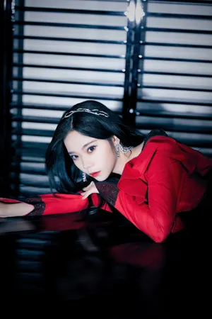 张紫宁红裙美艳性感写真图片_1