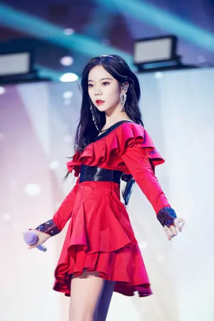 张紫宁红裙美艳性感写真图片_3