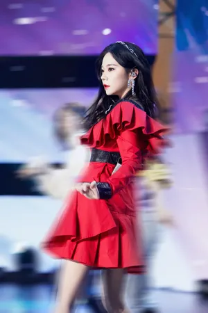 张紫宁红裙美艳性感写真图片_4