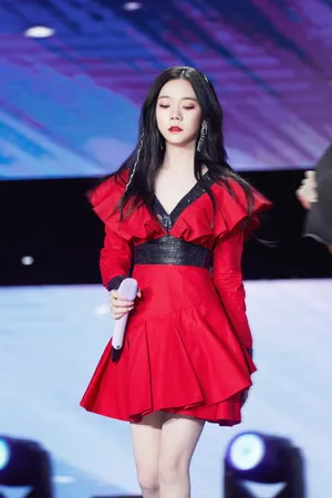张紫宁红裙美艳性感写真图片_5