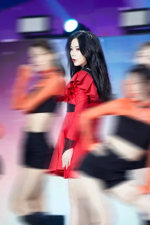 张紫宁红裙美艳性感写真图片_6