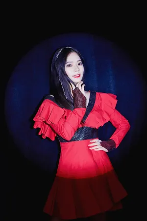 张紫宁红裙美艳性感写真图片_9