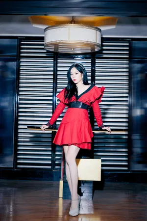 张紫宁红裙美艳性感写真图片_10