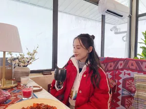 黄圣依红衣白雪甜美惊艳美照图片