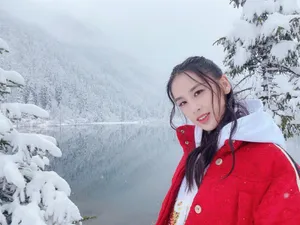 黄圣依红衣白雪甜美惊艳美照图片_2
