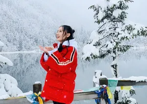 黄圣依红衣白雪甜美惊艳美照图片_3