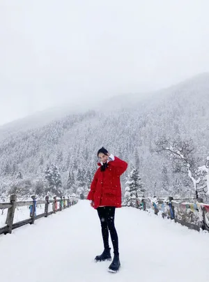 黄圣依红衣白雪甜美惊艳美照图片_4