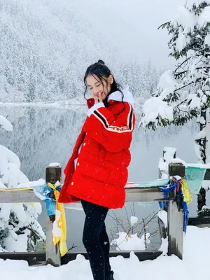 黄圣依红衣白雪甜美惊艳美照图片_5