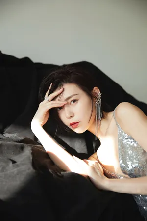 卢杉深V吊带裙优雅写真图片_4