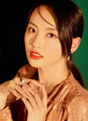 性感美女明星张嘉倪妩媚优雅写真_3
