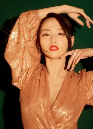 性感美女明星张嘉倪妩媚优雅写真_6
