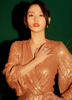 性感美女明星张嘉倪妩媚优雅写真_7