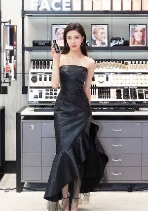 性感美女宋妍霏妩媚优雅写真_6