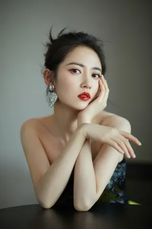 陈钰琪撞色蛋糕裙性感写真图片_4