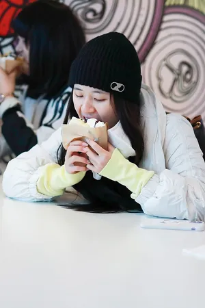 赵露思针织帽甜美可爱机场照图片