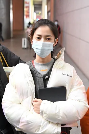 陈钰琪白色羽绒服文静温柔机场照图片