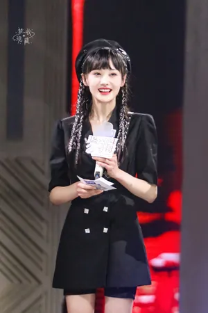 郑爽贝雷帽甜美靓丽剧照图片