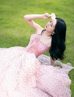 性感美女赵丽颖粉色裙子优雅写真_3